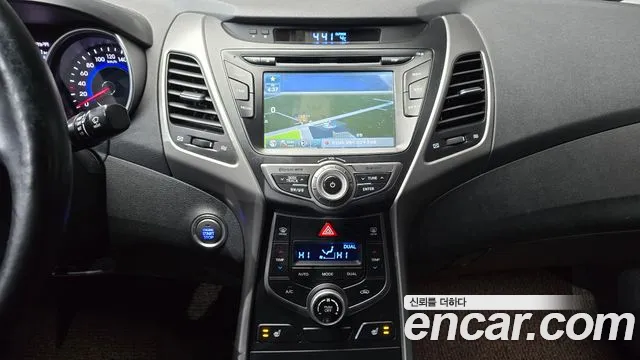Hyundai AVANTE 2015 — фото 15