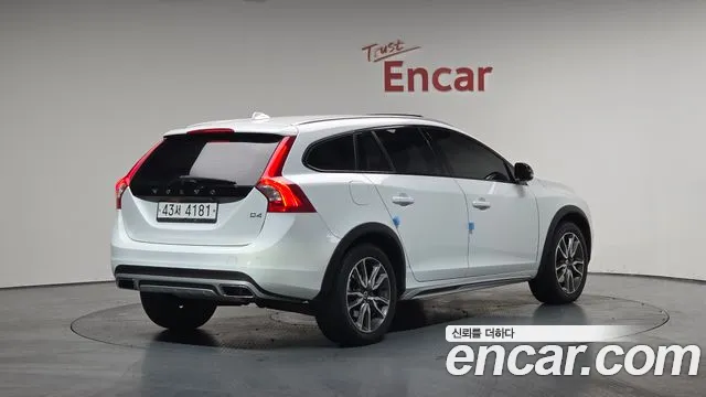 Volvo V60 2018 — фото 2