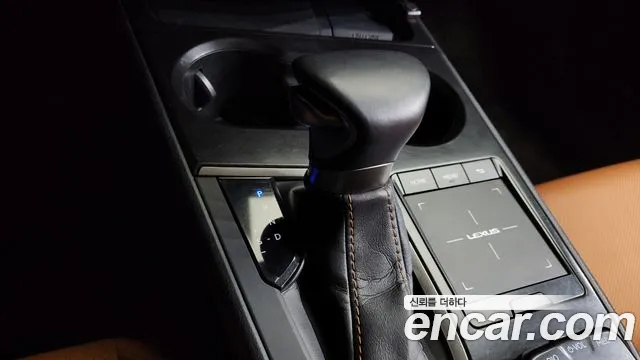 Lexus UX 2021 — фото 9