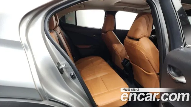 Lexus UX 2021 — фото 12