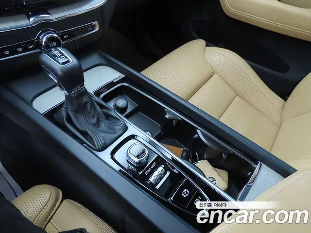 Volvo XC60 2019 — фото 13