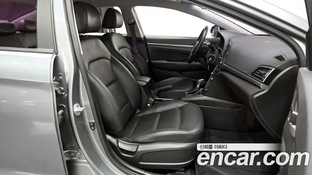 Hyundai AVANTE 2016 — фото 11