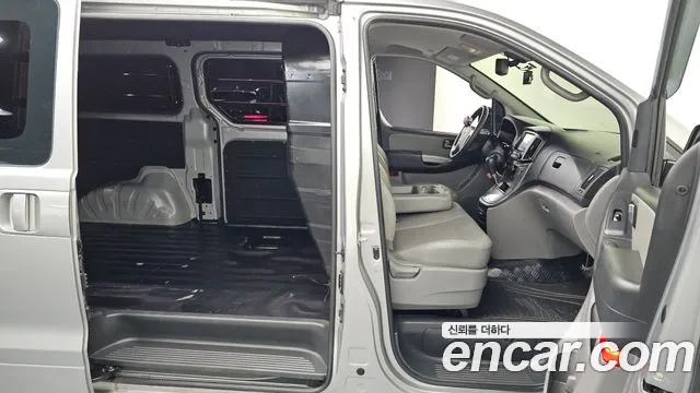 Hyundai Starex 2017 — фото 12