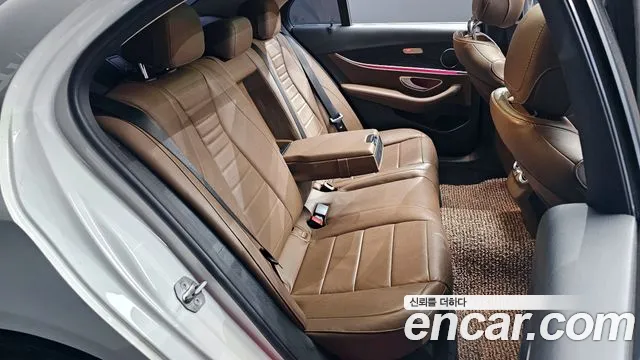 Mercedes-Benz E-Class 2017 — фото 12