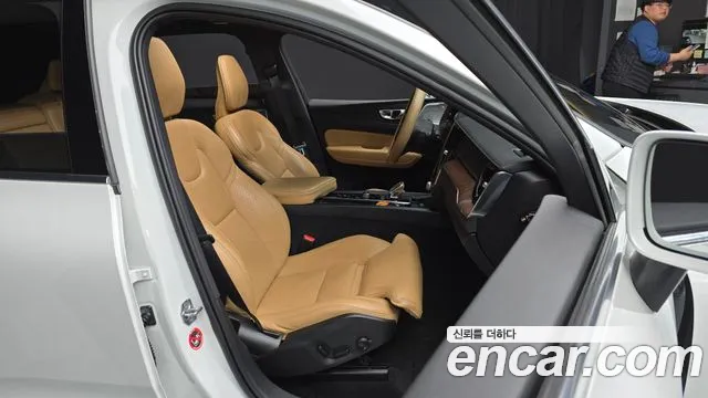 Volvo XC60 2021 — фото 12