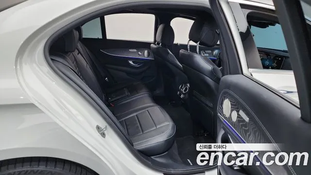 Mercedes-Benz E-Class 2022 — фото 12