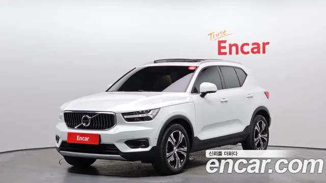 Volvo XC40 2022 — фото 1