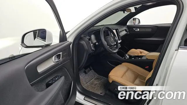Volvo XC40 2022 — фото 10