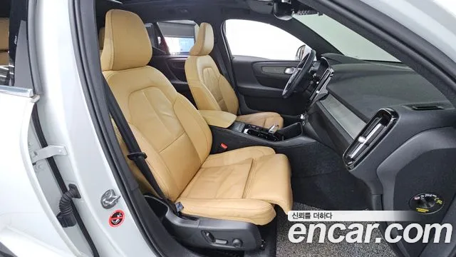 Volvo XC40 2022 — фото 11