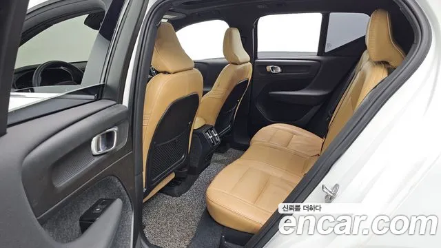 Volvo XC40 2022 — фото 12
