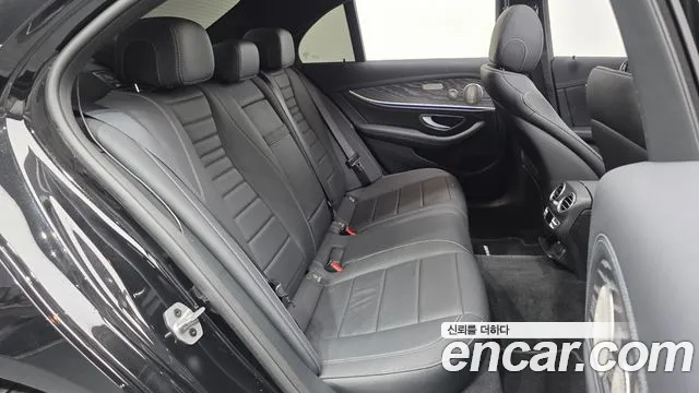 Mercedes-Benz E-Class 2022 — фото 12