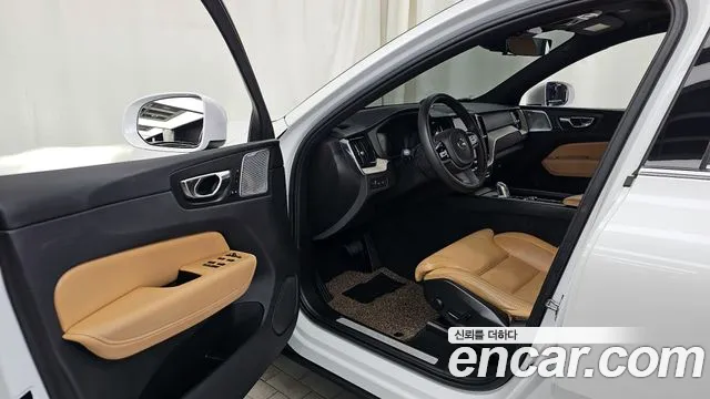 Volvo XC60 2019 — фото 10