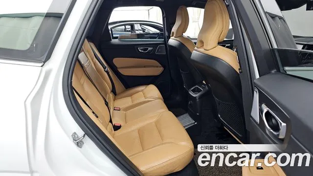 Volvo XC60 2019 — фото 12