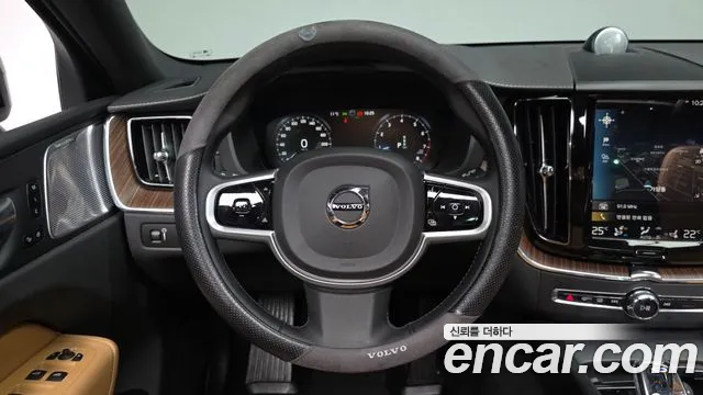 Volvo XC60 2021 — фото 12
