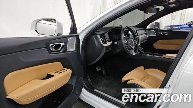 Volvo XC60 2019 — фото 10