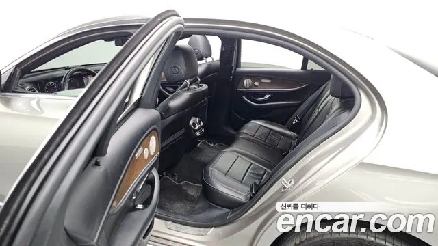 Mercedes-Benz E-Class 2021 — фото 13