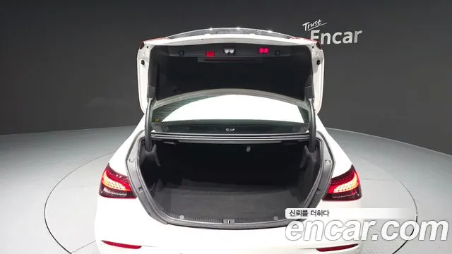 Mercedes-Benz E-Class 2022 — фото 20