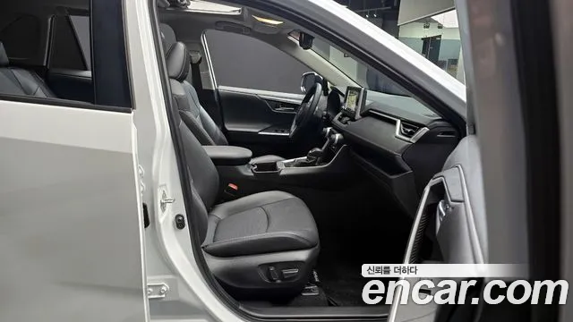 Toyota RAV4 2025 — фото 10