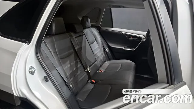 Toyota RAV4 2025 — фото 13