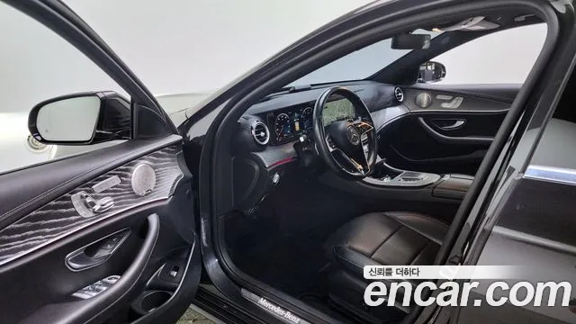 Mercedes-Benz E-Class 2022 — фото 10