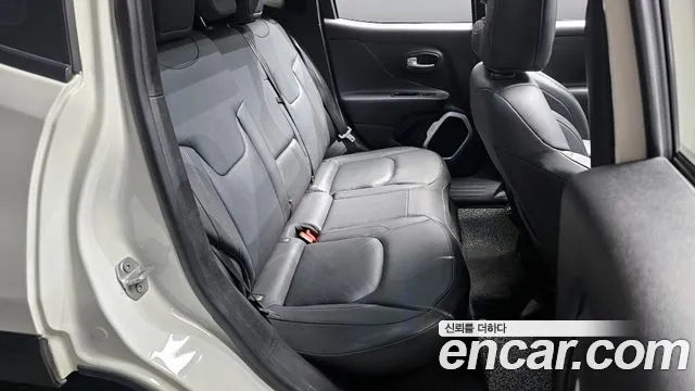 Jeep Renegade 2018 — фото 12