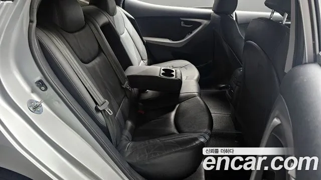 Hyundai AVANTE 2016 — фото 12