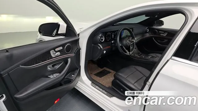 Mercedes-Benz E-Class 2023 — фото 10