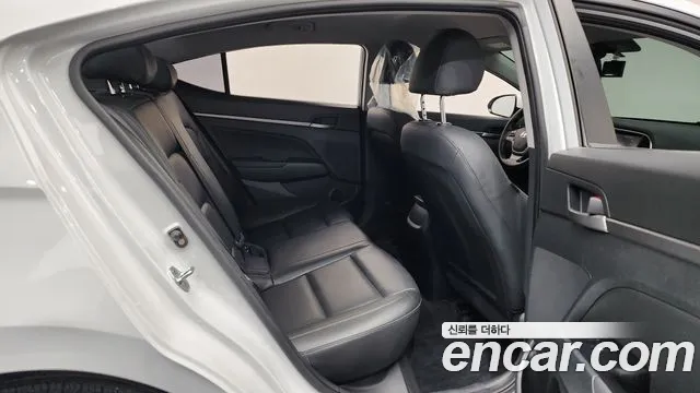 Hyundai AVANTE 2018 — фото 11