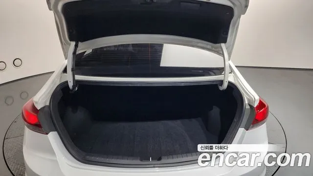 Hyundai AVANTE 2018 — фото 19