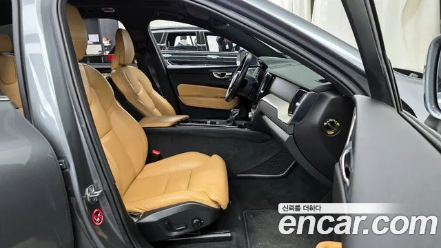 Volvo XC60 2020 — фото 11
