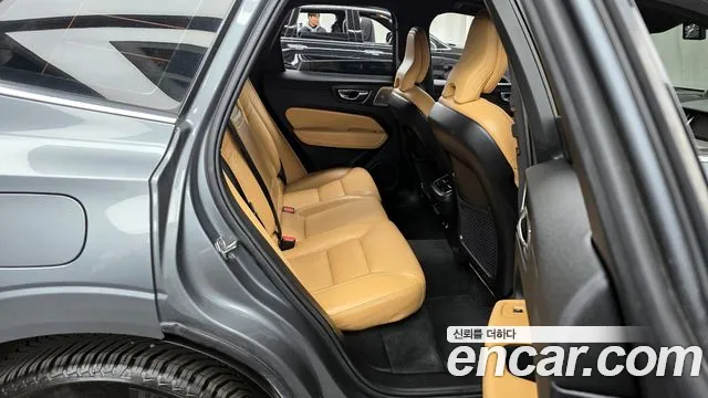 Volvo XC60 2020 — фото 12