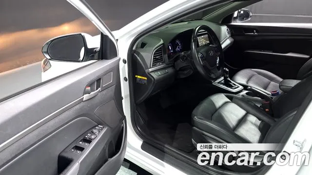 Hyundai AVANTE 2016 — фото 11