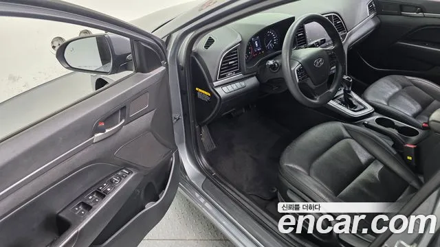Hyundai AVANTE 2018 — фото 11
