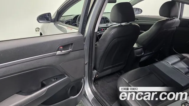 Hyundai AVANTE 2018 — фото 19