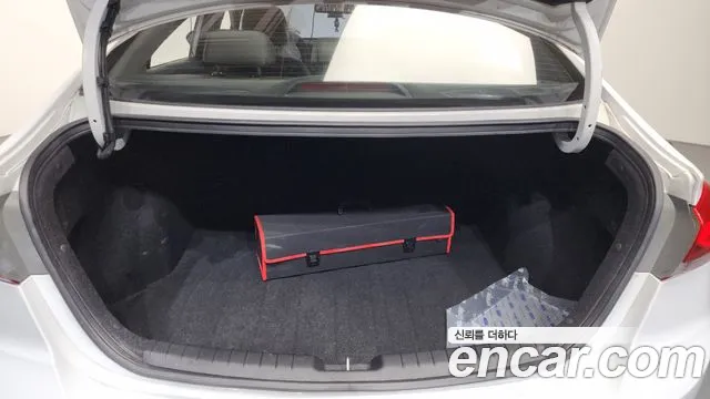 Hyundai AVANTE 2018 — фото 19