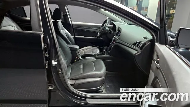 Hyundai AVANTE 2017 — фото 10