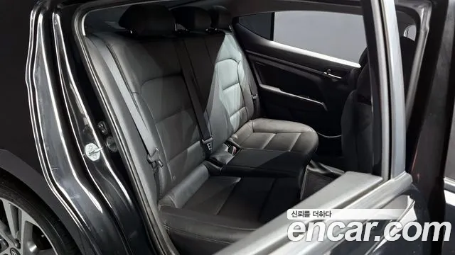 Hyundai AVANTE 2017 — фото 12