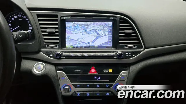 Hyundai AVANTE 2017 — фото 17