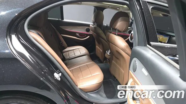 Mercedes-Benz E-Class 2018 — фото 12