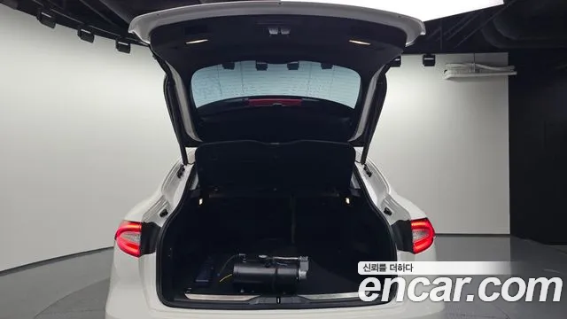 Maserati Levante 2017 — фото 20