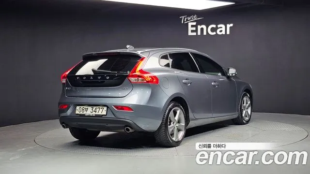 Volvo V40 2018 — фото 2