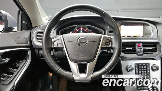 Volvo V40 2018 — фото 13