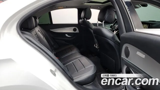 Mercedes-Benz E-Class 2019 — фото 12