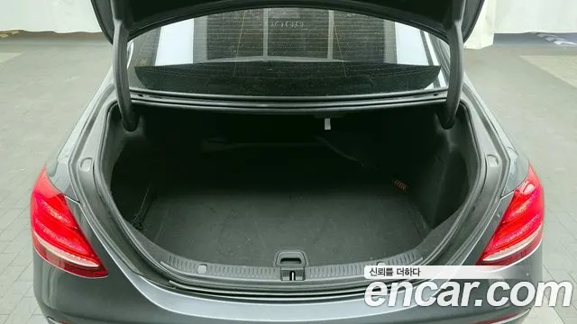 Mercedes-Benz E-Class 2018 — фото 19