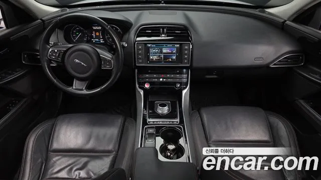 Jaguar XE 2016 — фото 7