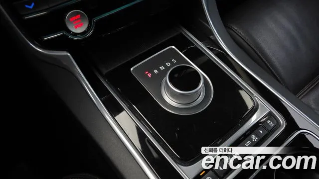 Jaguar XE 2016 — фото 9