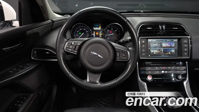 Jaguar XE 2016 — фото 13