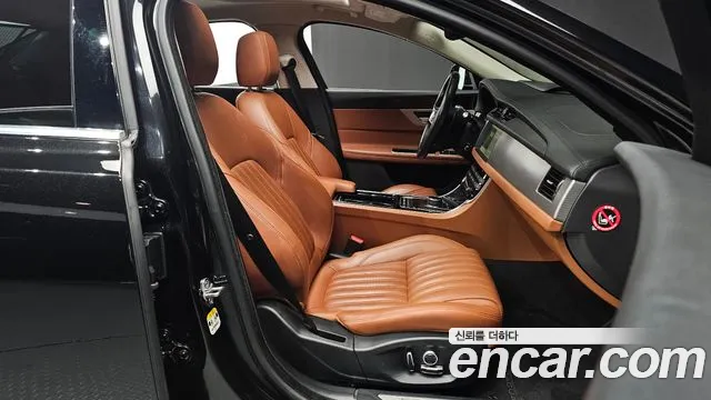 Jaguar XF 2019 — фото 10