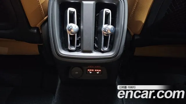 Volvo XC40 2021 — фото 19
