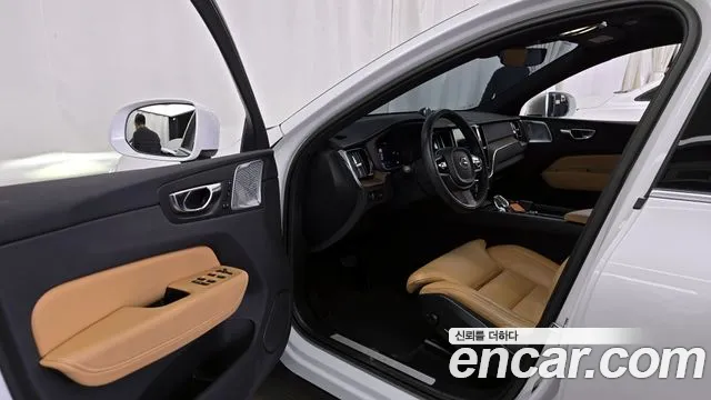 Volvo XC60 2022 — фото 10